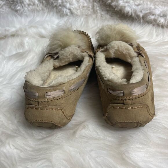 UGG Australia Dakota Pom Moccasins khaki size 9. - Picture 4 of 10